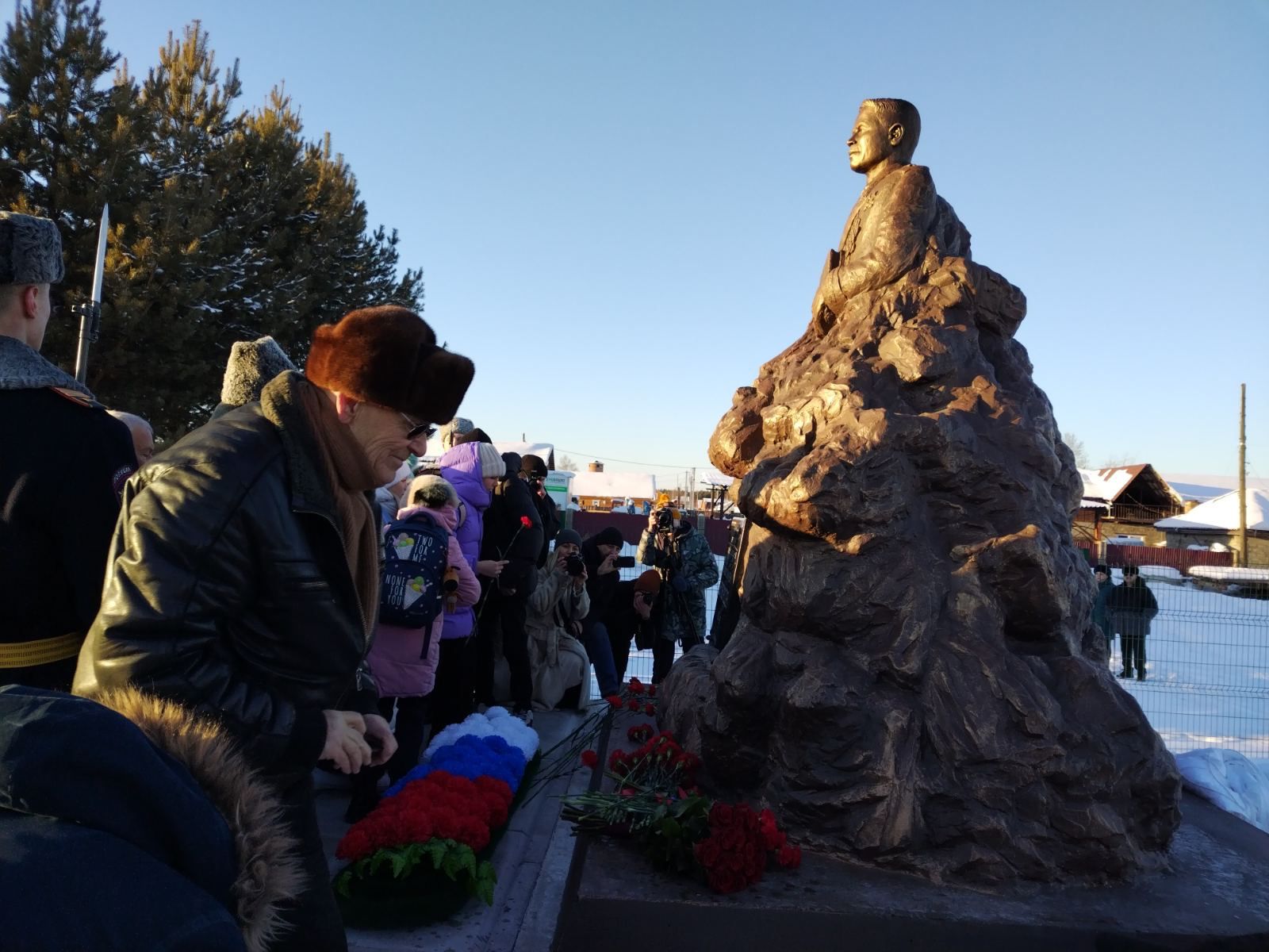 Памятник генералу Белобородову Иркутск. Памятник Белобородова Иркутск. Генерал Белобородов памятник в Иркутске.